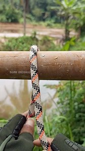 Commonly used to tie fenders or secure ropes, but still requires a stop knot for heavy loads as it can come loose or get caught. 👍 #knot #climbing #doubleclovehitch #bowline #fyp | Hafiz Munggaran