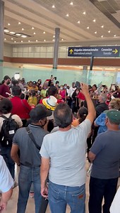 Dentro del edificio terminal de pasajeros del #AIFA, en las zonas de llegadas y salidas de pasajeros, diversos grupos de personas se reúnen a cantar canciones típicas mexicanas con señales de apoyo al presidente de México. | EnElAire