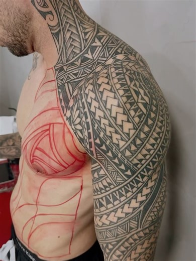 Marcus | Tatuador | Vitória ES on Instagram: "No detalhe 🙅🏽 Projeto feito em 2 dias seguidos ( peito e abdômen) Arte exclusiva, para compor o projeto de fechamento de metade do corpo. E tome agulhada 👊🏽 #polinesiantattoo #aloha #tribal #freehand #vix #es #tattoo"