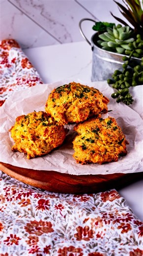 6.6K views · 59 reactions | These easy cheddar bay biscuits are packed with flavor and the ultimate side dish to any dinner! #cheddarbaybiscuits #redlobsterbiscuits | Dowell Cooks | Facebook