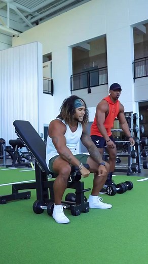 No plans for Saturday yet? Get this arm pump in with your workout partner: 🔁 3 Supersets: Perform one move right after the other before resting. While you’re doing one, your partner is doing the other. ⏰ Tempo: Count aloud “1-2-3” on the lowering phase of the movement. 🗣 *Count together for accountability, syncing, & accuracy of the rep count* 😴 Rest 1min. - 2min. (MAX) before doing another superset - complete all sets before moving to next superset of exercises 1️⃣ ✖️BB CURL 3x12 ✖️BB SKULLC