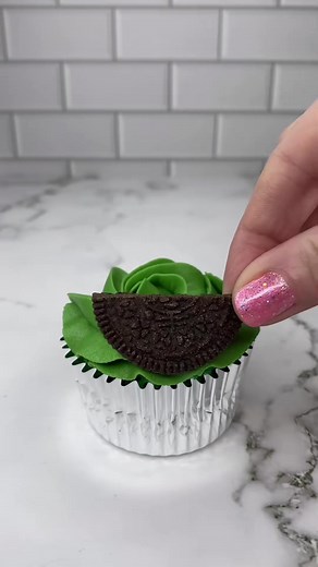 💚 OSCAR 💚 Oscar the grouch cupcake sandwiches 🗑️ 💚 l used @colour.mill forest green to colour my cake batter and buttercream. l used @wiltoncakes piping tips #1M and #233 also large ca | Cupcake SB12