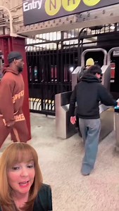 “¡Atención en el metro! Estás son las nuevas modalidades para colarse sin pagar y hasta usando tu tarjeta y todo lo hacen incluso frente a los vigilantes…. Y nadie les dice nada” | Mappy Sighinolfi S