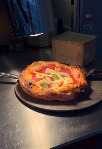 Che bello 🤌🏼🍕🇮🇹 #singingpizza #napoli #liveshow #thatsamore #pizzanapoletana #narossingingpizza