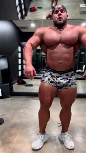 Pumped 284 posing after push day. ☁️ #bodybuilding #bodybuilder #gym #workout #igfit #chest #delts #npc #npccompetitor