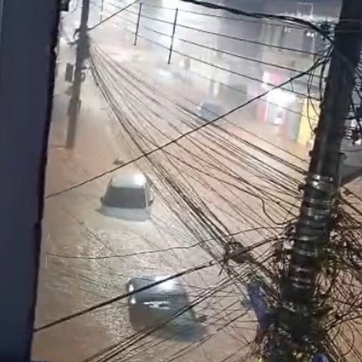 Chuvas em Juiz de Fora: carros ficam submersos e ônibus alagado; veja vídeo