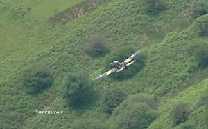 翻滚吧！Tucano T1在北威尔士完成低空山区训练