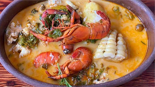 El chupe de camarones es un chupe peruano típico de la ciudad de Arequipa​​ que se sirve en todas las picanterías de la ciudad.​ Además de estar muy difundido en Callao y Lima, ​ se prepara también en todo el país, y particularmente los valles de la Costa Sur Ingredientes: - 2 cucharadas de ajo en pasta - Comino al gusto - 1 apio - Ají colorado - 500 gr de camarones - Huacatay - Sal al gusto - 1 cebolla - 200 gr de zapallo - 1 choclo - 4 papas - habas - repollo - queso fresco - 4 huevos - leche 