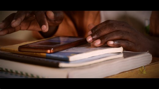 🟠 PROGRAMME DACCOMPAGNEMENT HIP HOP DU SEPTENTRION 2025 – 2026 PRÉSENTATION DE CHARLY WASSING & DU PROJET « REPÈRE DE RÊVE » Charly Wassing est un pionnier du slam camerounais, figure fondatrice du mouvement depuis 2011. Artiste pluridisciplinaire et pédagogue engagé, il incarne une rare synthèse entre création scénique et transmission. Après avoir cofondé le collectif historique 237 Paroles à Yaoundé, il s’est établi dans l’Extrême-Nord où il continue de bâtir des espaces d’expression (Rencont