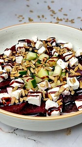 Super szybka sałatka z burakiem, fetą i podprażonym słonecznikiem 🔥❤️ Potrzebujemy: ✔️burak gotowany 150 g ✔️ser feta półtłusty 60 g ✔️ogórek 50 g (lub inne warzywo) ✔️słonecznik 8 g (można dodać więcej) ✔️sos balsamiczny 15 g Gotowe kupne lub ugotowany buraki kroimy w dosyć cienkie plasterki. Fetę kroimy w kostkę, ogórka również w kostkę. Na talerz układamy plasterki buraka, posypujemy serem feta, układamy ogórka i całość polewamy sosem balsamicznym. Na patelni pod podprażamy nasiona słoneczni