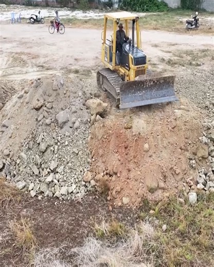 Mastering the Fence Line: Komatsu Dozer and Crew in Action | Bulldozer Cambodia