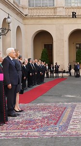 Il Presidente della Repubblica Sergio Mattarella è in Vaticano per l'incontro con Papa Leone XIV. Il ministro degli Affari esteri e vicepresidente del Consiglio Antonio Tajani è nella delegazione che lo ha accompagnato, presente tra gli altri anche la figlia Laura, l'ambasciatore italiano presso la Santa Sede Francesco Di Nitto. Per l'accoglienza a Mattarella era allestita, nel Cortile di San Damaso, una composizione di fiori con i colori della bandiera italiana. (video di Fabrizio Finzi) | la R