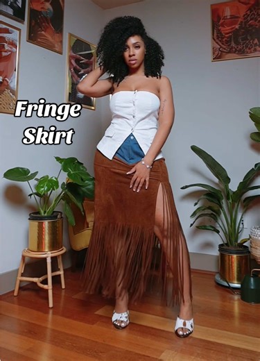 This asymmetrical fringe skirt is EVERYTHING 😍 the denim suede contrast with the fringe detail just moves so good when you walk. It’s giving western vibes with a modern twist perfect for brunch, date night, or when you want your outfit to stand out without trying too hard. @UOOZEE USA #fringeskirt #statementskirt #westernstyle #cowgirlvibes #ootd