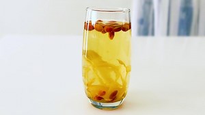 15 reactions · 11 shares | Skip Coffee and drink Healthy Ginseng Tea instead? It helps to boost your concentration in the morning and calms the mind. Its also cheaper than your Starbucks coffee! Full video: https://youtu.be/GrDl0PzDNGg #herbaldrink #chinesedrink #morningdrink | Ruyi Asian Recipes | Facebook