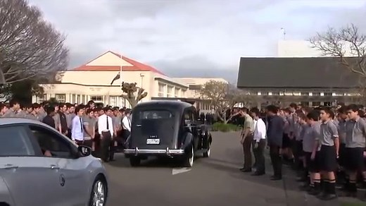 【胸が熱くなる動画】1,700人が舞う「ハカ」。亡くなった先生を見送るために・・・