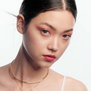 NEW GUERLAIN MÉTÉORITES – THE LIGHT REVEALING POWDER PEARLS A one-of-a-kind product and beauty icon launched for the first time in 1987, Météorites pearls of powder combine all the benefits of powders in one powder. They correct, mattify and above all illuminate, thanks to the combination of coloured matte and pearlescent pearls. The ultra-light texture, with 95% naturally-derived ingredients¹, guarantees a radiant complexion. ​ ​ ¹Based on ISO 16128 standard. The remaining 5% contribute to the 