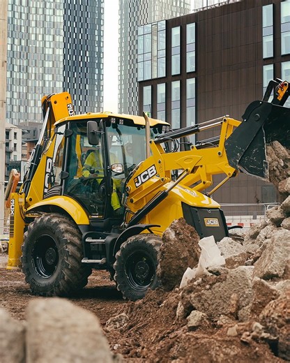 Effortless loading. The new #JCB Backhoe Loader is fitted with single-lever control as standard, incorporating a 6-in-1 function for easy shovel operation. Discover more: brnw.ch/21wIIHV. | JCB