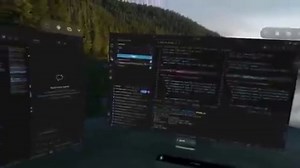 一个18岁的男孩，考上了大学，跟他爸张嘴要一台Apple Vision Pro。他爸一听：三千五百美元，不就是个头戴式显示器，拿来看电影的吗？你上学根本用不着。男孩解释说，这玩意儿能原生运行macOS应用。他爸没听懂，但毕业礼物嘛，咬咬牙还是给买了。电影，他一次没看过。当晚就装好了VS Code和Claude Code，在自己卧室里扔出六个悬浮屏幕。人往床上一躺，手从被子底下伸出来，隔空比划着就开始写代码。室友凌晨两点回来，推门看见他戴着头显躺在床上，对着空气一顿挥手，以为他疯了。凑近才发现，他正在给客户搭网站。就是那种，你看到他的手在一个虚浮的文件浏览器上划了一下，身后还有五个窗口开着——全都在跑Claude Code，一个在编译，一个在测试，一个在部署，一个在做代码审查，还有一个自动回复客户消息。就飘在他枕头上方，跟个指挥中心似的。一个月内，他手里同时在给七个客户跑项目。一个餐厅主页，一个牙医预约的小应用，一个房产中介的落地页，一个健身房老板的后台……全是他窝在床上搭出来的。代码全是Claude写的，他就是对着那些悬空窗口动动嘴、动动手。月底一算，进账11,400美元。他爸搞工程，