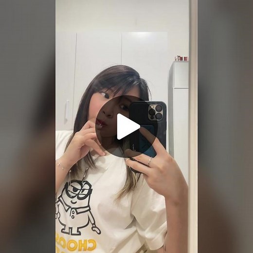 Taking Fun Selfies in a Stylish 'Choose Chill' T-Shirt