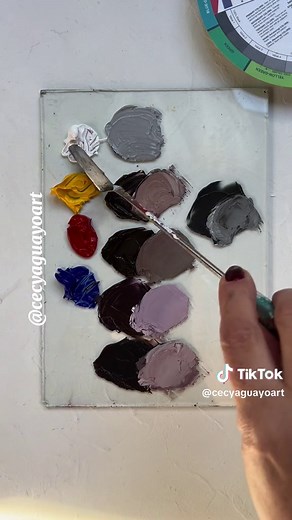 Cómo hacer el color gris🖌️ El color gris es, por definición, una mezcla de blanco y negro, pero también se puede obtener con los primarios y sus complementarios: 🖌️Amarillo y violeta 🟨🟪 🖌️ Rojo y verde. 🟥🟩 🖌️Azul y naranja. 🟦🟧 El resultado obtenido será un gris «coloreado» tirando al tono que figure en mayor cantidad. Y que podes ajustar incorporando mayor o menor cantidad de los colores involucrados más el blanco. Otra opción para lograr gris es mezclar los tres colores primarios en i