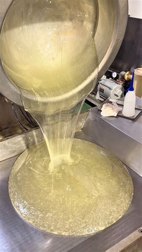 ふもっち!!! 名古屋グルメ＆日本全国グルメ on Instagram: "【飴作って60年 地元に愛された直火手作りいちご飴】 今日、紹介するお店は静岡県の藤枝市にある"甘信堂製菓" 60年以上にわたって地元 静岡の藤枝市で手作りで飴を作ってきた老舗飴店です！ 何十種類の飴を1つ1つ丁寧で作ってきた飴はどれも絶品です！(๑>◡