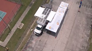 WCK’s new Rapid Response Field Kitchen set up in Florida to support people impacted by Hurricane Debby. This self-sufficient vehicle built with the support of Dollar General is designed to reach isolated communities immediately after a disaster. Unlike our other food trucks, our team cooks outside the vehicle which allows us to prepare more meals faster. #ChefsForFlorida | World Central Kitchen