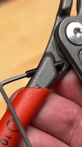 Precyzyjny i łatwy montaż pierścieni segera na wałkach? To narzędzie zrobi to perfekcyjnie! 🔧 Szczypce do pierścieni osadczych KNIPEX 49 41 A11 to idealne narzędzie do zakładania zewnętrznych pierścieni segera Ø 10–25 mm na wały. Dlaczego właśnie one? ✅ Niezwykle wytrzymałe – końcówki osadzone, a nie przykręcane → nawet 10× dłuższa żywotność ✅ Podwójna sprężyna zapewnia delikatne i kontrolowane otwieranie ✅ Duże powierzchnie styku końcówek gwarantują pewne trzymanie pierścienia – bez przekręcan