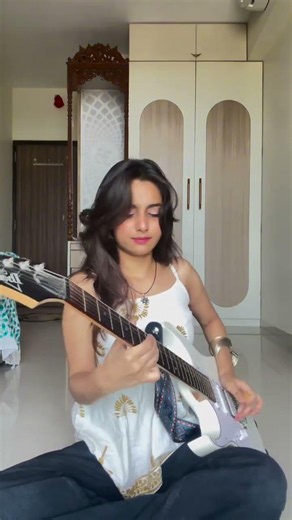 UDI UDI new song🍸 #trending #viral #guitar #bollywood #shortsfeed