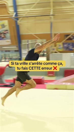 Si ta vrille s’arrête à 180° ❌ Ce n’est pas un hasard. Tu bloques où dans ta vrille ? #vrille #acrobatics #gymnastique #twist #backflip