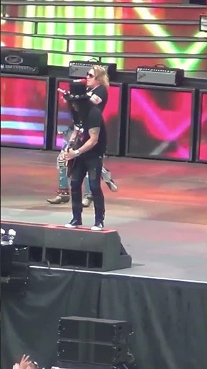 Guns N' Roses - It's So Easy (Live)