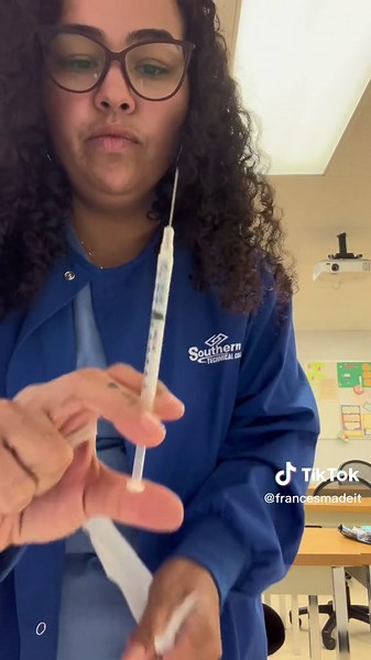 Retractable Needles: Types & Safety Features for Medical Professionals