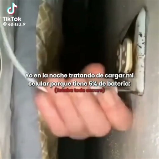 Yo en la noche tratando q conectar mi celular q tiene 5% de carga#humor #memes