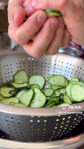 Pepinos Agridulce, no vas a poder creer lo fáciles que son de preparar! Quedan exquisitos y sirven para todo! Para acompañar carnes, en ensaladas, sandwiches, tapas! Se pueden preparar con pepinos comunes y lo ideal que es cuanto más finos sean los pepinos, mejor, ya que contienen menos semillas. Va la receta! INGREDIENTES * Pepinos 1 kg, eneldo 1/2 atado, semillas de coriandro 2 cda, pimienta negra en granos 1 cda, sal gruesa 2 cda, Laurel 1 hoja, vinagre de alcohol 400 gr y azúcar 200 gr. PREP