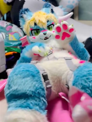 猫咪兽装兽人宠物躺在床上对着你乱抓想跟你一块玩游戏睡觉A cat dressed as a beastman pet lies on the bed, scratching at you, wanting to play games with you and go to sleep.#搞笑 #机械 #机器人 #动画 #绘画 #游戏 #宠物 #fursuit #plush #quadsuit #fursona #satisfyingvideo #toy #funny #cat #cute #ornaments #dog #creative #pet