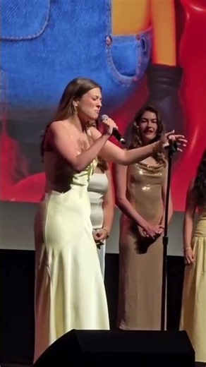 Mujer canta Bohemian Rhapsody en idioma minion