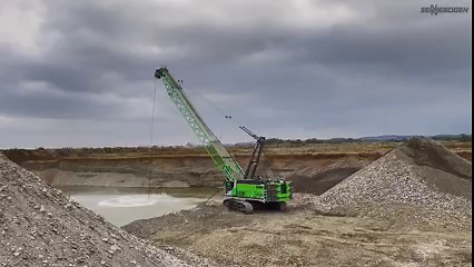 Excellence for gravel production 💪 The 100-ton SENNEBOGEN 6100 E duty cycle crane can be configured to meet your individual customer requirements: for example equipped with a powerful 3.4 m³ dragline bucket for excellent production output in gravel extraction. 🎞️ Watch the 6100 in operation! ⬇ Read more about this specific use case here: ➡ https://bit.ly/3tAFEBS Exzellenz in der Kiesgewinnung 💪 Der 100-Tonnen SENNEBOGEN 6100 E Seilbagger kann nach individuellen Kundenwünschen konfiguriert wer