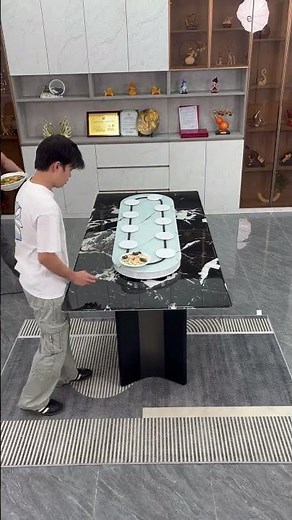 家庭聚餐神器！自動旋轉餐盤讓美食觸手可及 家裏吃飯不方便？試試這款可移動、能轉動的餐桌！