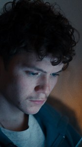 Online buitensluiten is één van de redenen waarom jongeren zich online niet meer veilig voelen. De film #IedereenBehalve met de soundtrack ‘Buut Vrij’ van @S10S10XX doet een oproep aan alle omstanders bij online buitensluiten: Kom voor elkaar op. Ook online 💚 ‘Iedereen Behalve’ wordt bijgestaan door: @schoolenveiligheid @offlimitsnl Stoppestennuofficial @kindertelefoon.nl dr. Remco Spithoven @kpnmcf | KPN