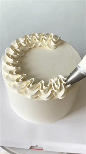 Easy Cake Piping | Beautiful Cake | Simple Decoration #cakedecorating Idea