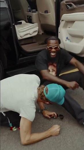 A fun moment with Burna Boy y Chris Martin Cold Play at the Final World Cup 2026