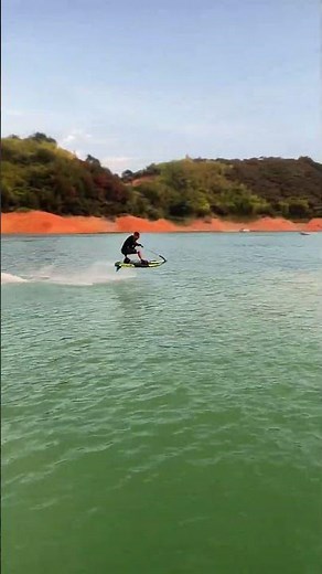 Roaring Engine! Gas-Powered Surfboard Ignites Speed and Passion on the Sea!