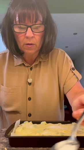 Rhubarb & orange cake You know how I like a light sponge, well this doesn’t disappoint! You’ve got to make it, either in the oven or airfryer!! It’s amazing 💖 #northernnic #baking #cake #deliciousfood #easyrecipes #rhubarbcake #carlisle | Northern Nic’s Back Kitchen