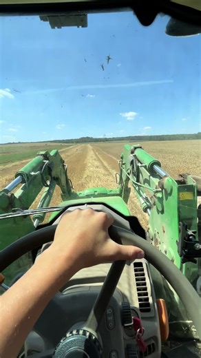 Moissonneuse, tracteurs et livraisons à la gare