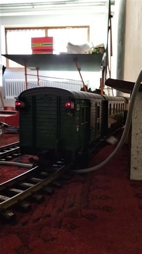 LGB Stainz mit klassisch grünem LGB Personenzug