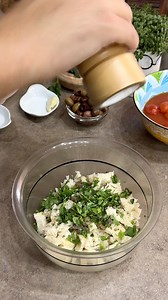Calamari ripieni al forno con il pomodoro Ingredienti per 4 persone 4 calamari da 200 g 750 g di pomodorini in scatola 200 g di pane raffermo 120 g di olive di Gaeta denocciolate 2-3 cucchiaini di capperi 2 spicchi d'aglio 1 ciuffetto di prezzemolo 4-5 cucchiai di olio evo Sale q.b. Pepe q.b. | Carlo Gaiano