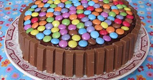 Gâteau aux smarties et kit kat