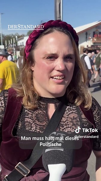 Wiesn-Bedienung Lavio hat im Festzelt schon Hitlergrüße und rassistische Bestellungen erlebt. Lavio identifiziert sich als nicht-binär, ist Person of Color sowie queer – und arbeitet heuer in der Ochsenbraterei. Im Gespräch mit dem STANDARD berichtet Lavio von rassistischen und queerfeindlichen Übergriffen im Zelt und beobachtet mit Sorge, wie sehr sich das Sagbare auf dem Oktoberfest in den vergangenen Jahren verschoben habe. Gegen diese Entwicklung setzt eine Initiative an, die derzeit auf dem