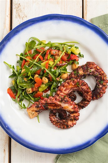 Il polpo alla griglia dà il meglio quando fuori è dorato e dentro resta tenero🐙🔥 Trovate il testo ricetta qui 👉 https://ricette.giallozafferano.it/Polpo-alla-griglia.html | Giallozafferano