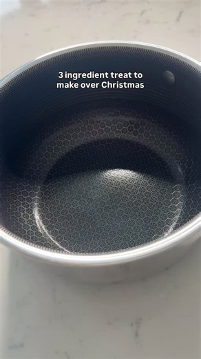 Lili Forberg on Instagram: "This was UNREAL White chocolate crunchy fudge 🤤 1 tin condensed milk 500g white chocolate 7 mini Crunchies (2 for on top)"