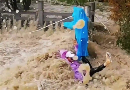 Massive tidal surge sweeps over riverbank – knocking over tourists